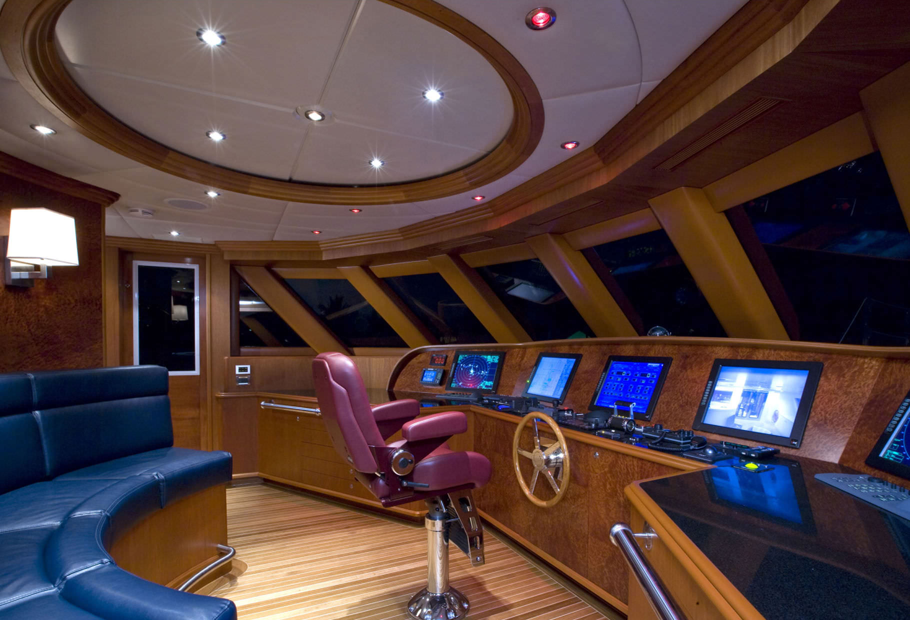 Luxury yacht: mega-yacht (aluminum, tri-deck, custom-made)